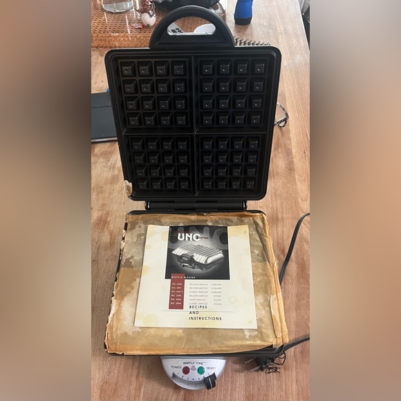 Waffle maker - Picture 3 of 3